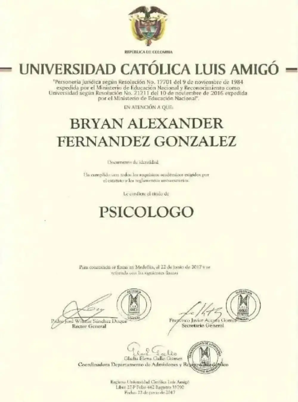 Título profesional y certificados de Bryan Fernández